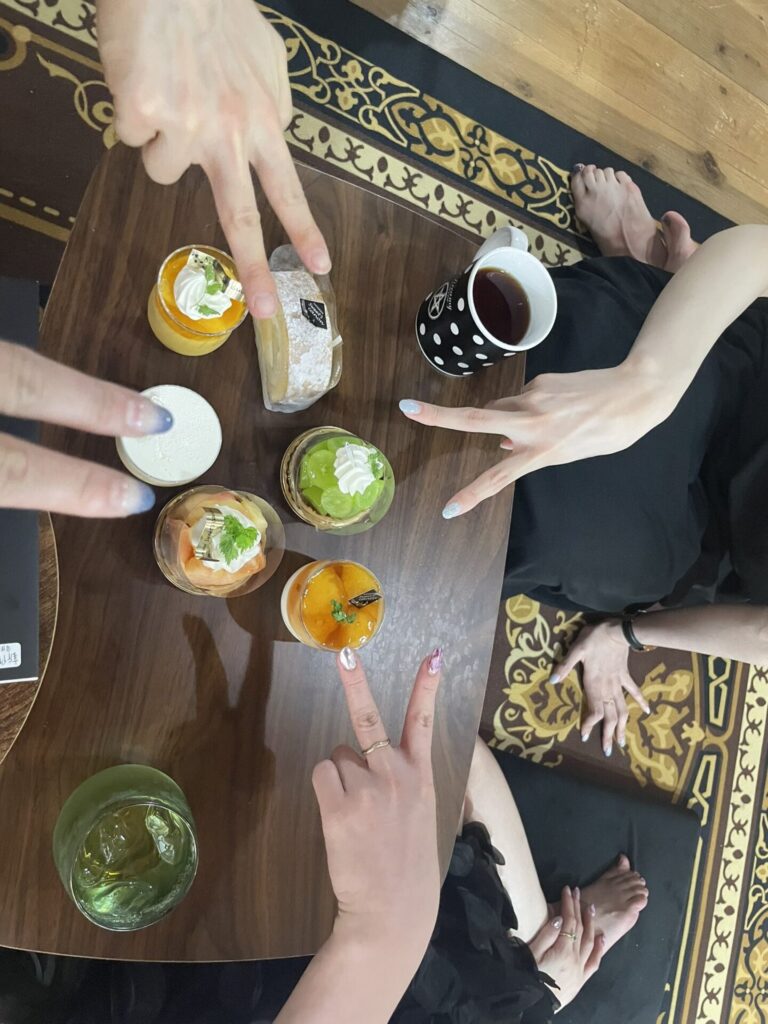 GR3qGqmacAQC4ro 768x1024